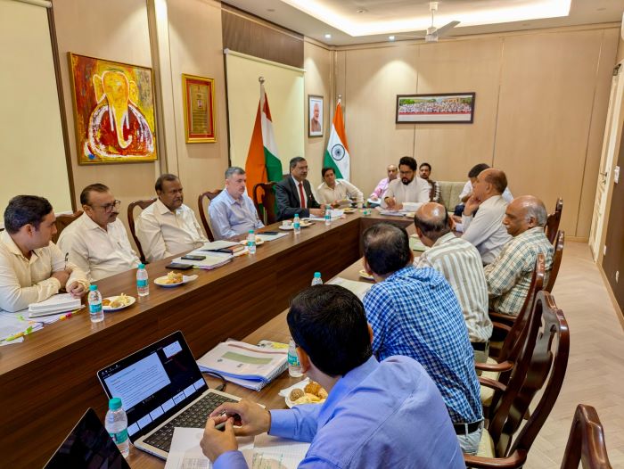 दिल्ली में अधिकारियों के साथ बैठक करते सांसद अनुराग ठाकुर दिल्ली में अधिकारियों के साथ बैठक करते सांसद अनुराग ठाकुर
