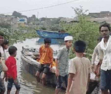 नक्खी घाट में संचालित होती नाव ( वीडियो से ली गई फोटो) नक्खी घाट में संचालित होती नाव ( वीडियो से ली गई फोटो)