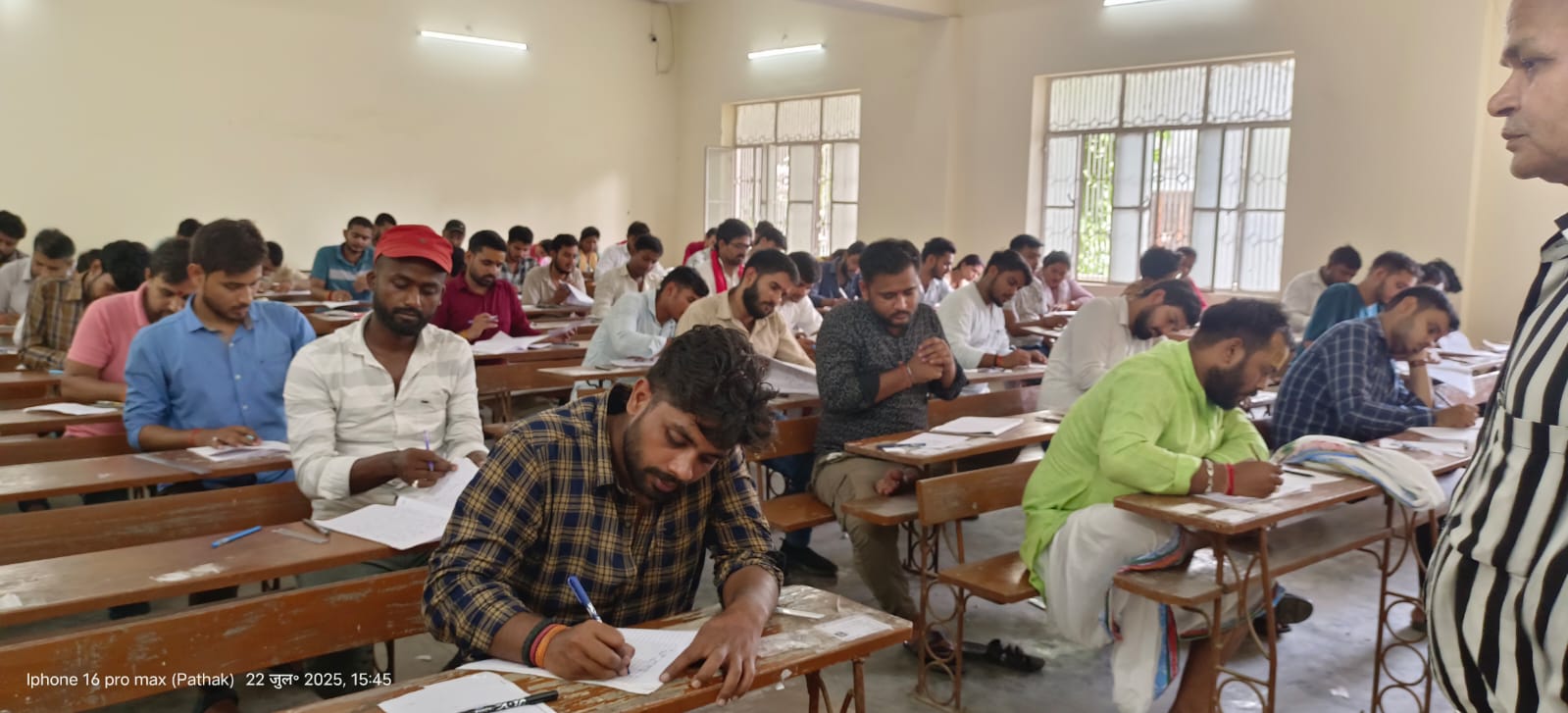 बीएड की परीक्षा दे रहे छात्र बीएड की परीक्षा दे रहे छात्र