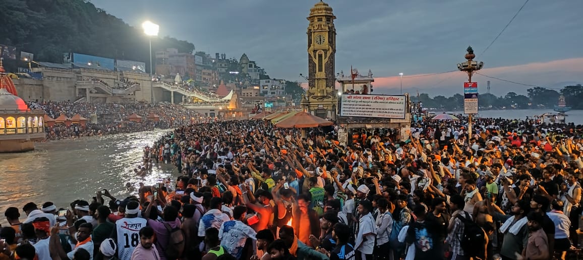 कांवड़ियों से भरी हर की पैड़ी कांवड़ियों से भरी हर की पैड़ी