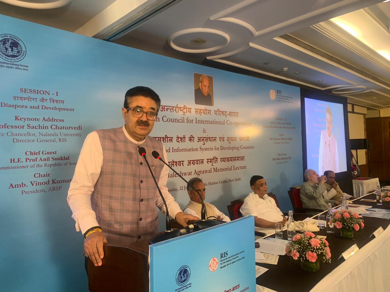 कार्यक्रम को संबोधित करते नवनीत सहगल कार्यक्रम को संबोधित करते नवनीत सहगल