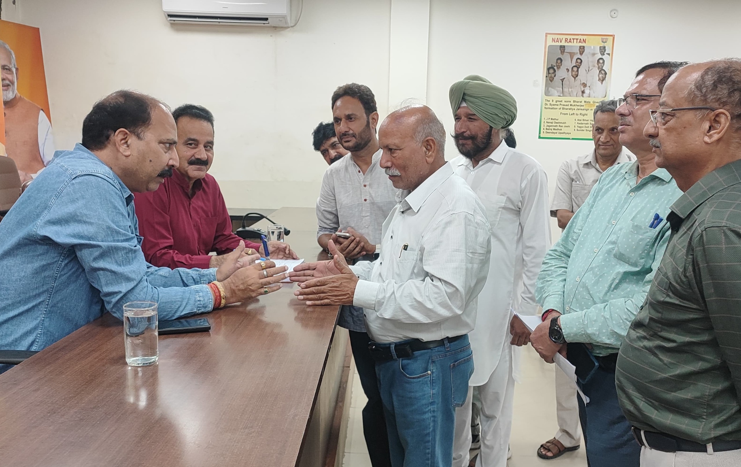 डॉ. राजीव भगत ने भाजपा मुख्यालय में जनता दरबार लगाया डॉ. राजीव भगत ने भाजपा मुख्यालय में जनता दरबार लगाया