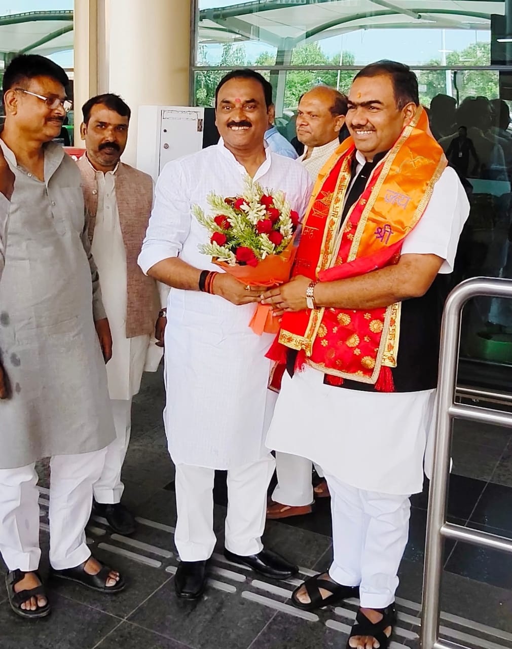 तेलंगाना के भाजपा प्रदेश संगठन मंत्री चन्द्रशेखर का बमरौली एयरपोर्ट पर स्वागत करने का छाया चित्र तेलंगाना के भाजपा प्रदेश संगठन मंत्री चन्द्रशेखर का बमरौली एयरपोर्ट पर स्वागत करने का छाया चित्र