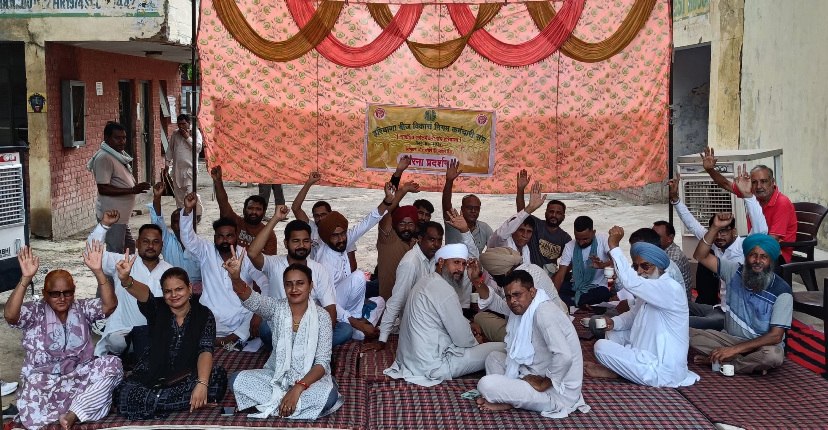 मांगों को लेकर धरना देते कर्मचारी। मांगों को लेकर धरना देते कर्मचारी।