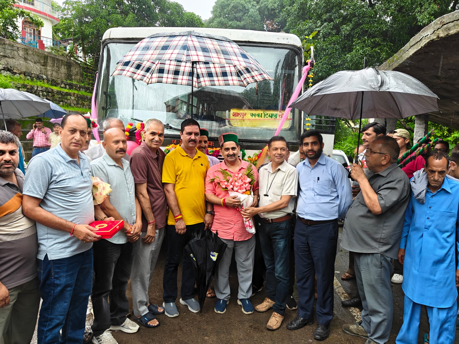 बस सेवा को रवाना करने के दौरान उपमुख्य सचेतक और अन्य। बस सेवा को रवाना करने के दौरान उपमुख्य सचेतक और अन्य।