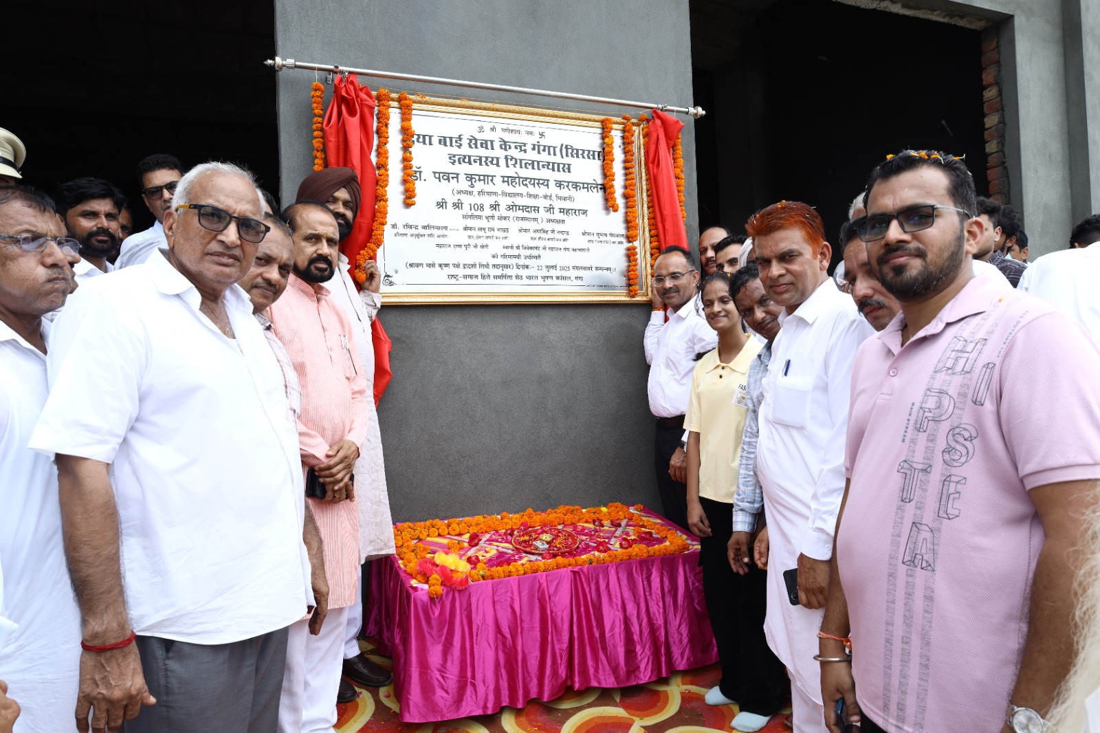 गांव गंगा में दयाबाई सेवा केंद्र का शिलान्यास करते चेयरमैन रविंद्र बालियाला। गांव गंगा में दयाबाई सेवा केंद्र का शिलान्यास करते चेयरमैन रविंद्र बालियाला।