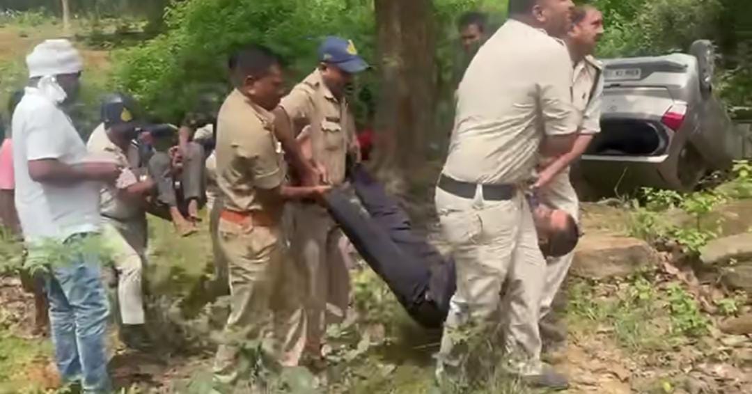 घायल काे ले जाती पुलिस