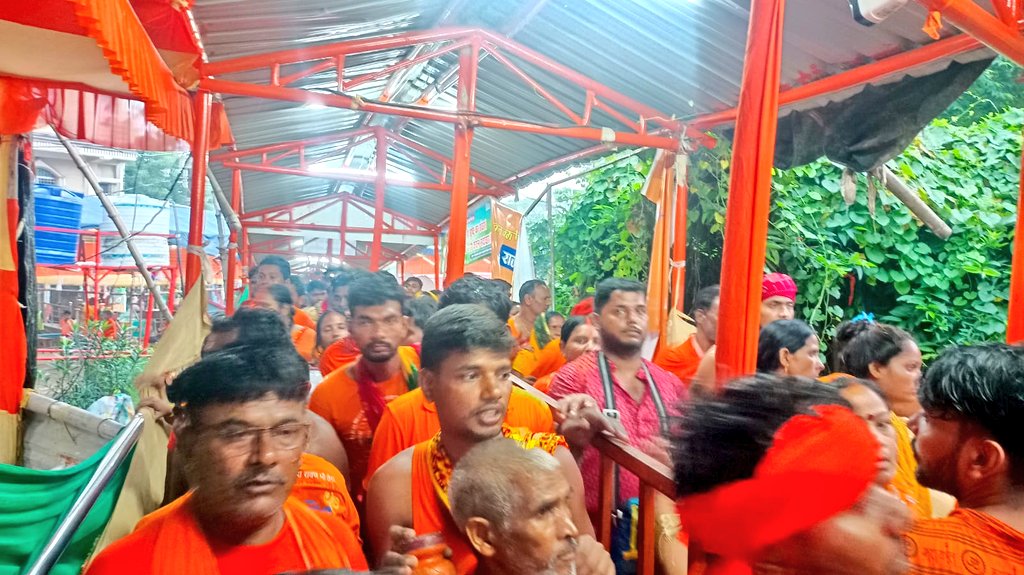 लोग लाइन में लगकर जल चढ़ाने जाते लोग लाइन में लगकर जल चढ़ाने जाते