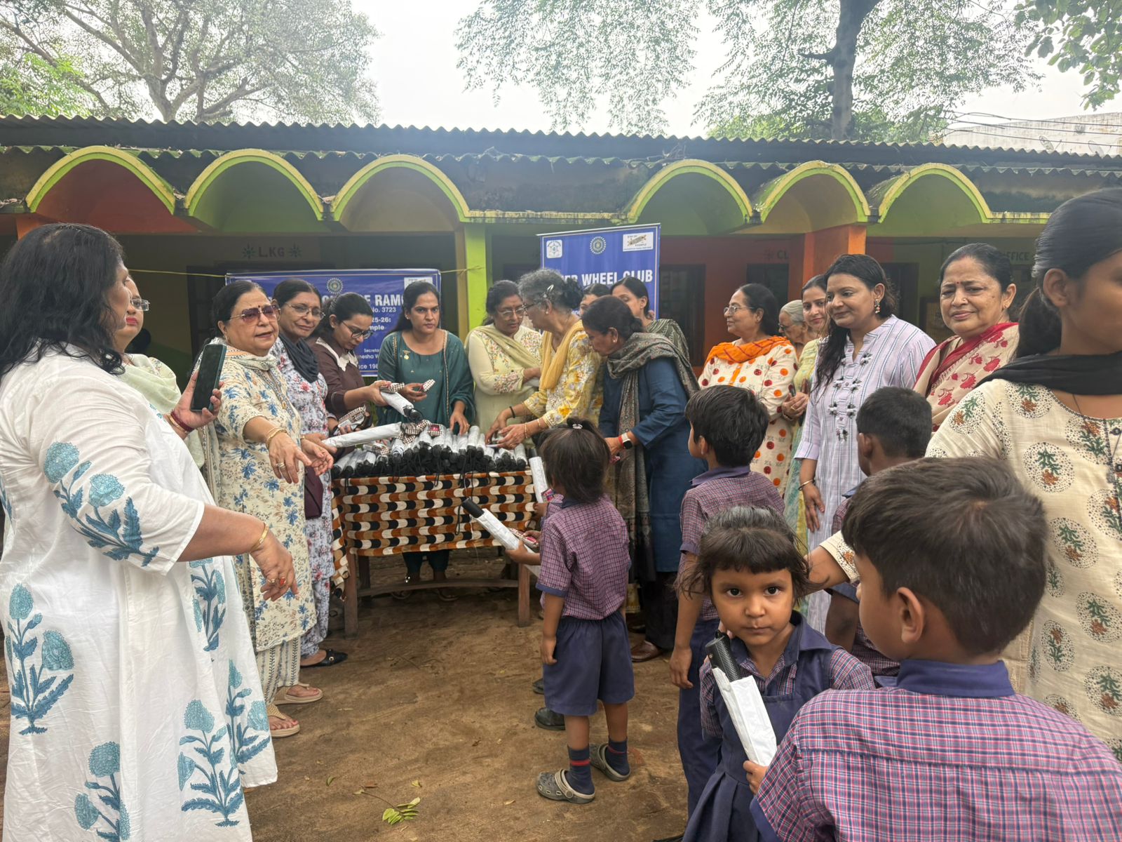 छात्रों में बंटा समान छात्रों में बंटा समान