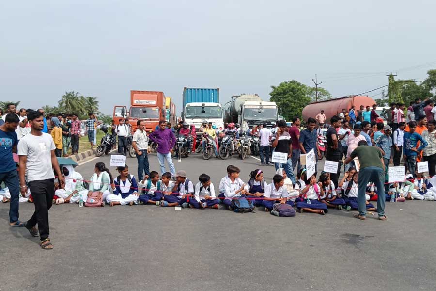 फ्लाईओवर की मांग को लेकर स्कूली छात्रों का सड़क पर विरोध, एनएच-19 पर घंटों बाधित रहा यातायात फ्लाईओवर की मांग को लेकर स्कूली छात्रों का सड़क पर विरोध, एनएच-19 पर घंटों बाधित रहा यातायात