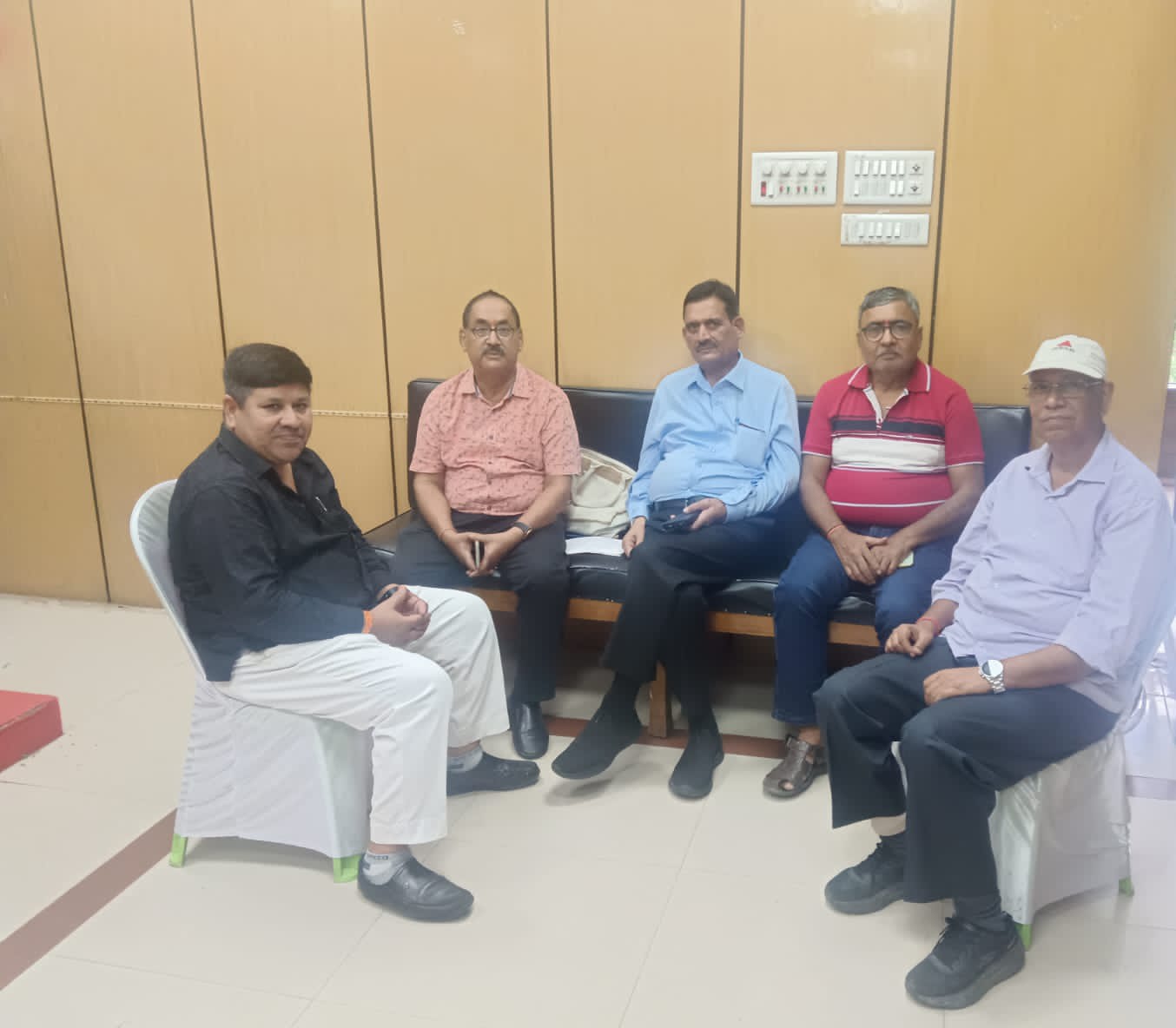 बैठक में शामिल बुद्धिजीवी गणमान्य बैठक में शामिल बुद्धिजीवी गणमान्य