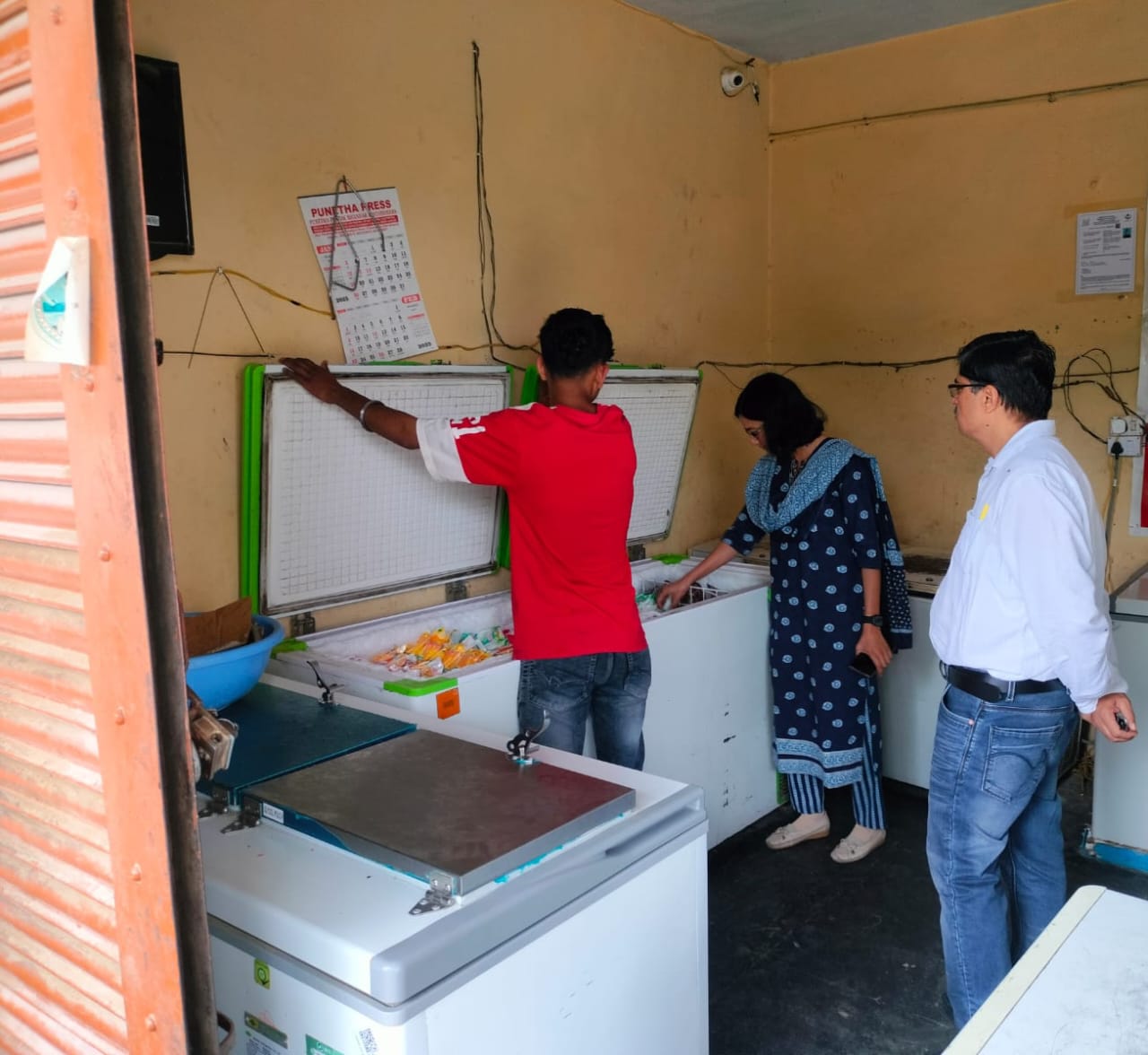 निरीक्षण करते खाद्य सुरक्षा अधिकारी निरीक्षण करते खाद्य सुरक्षा अधिकारी