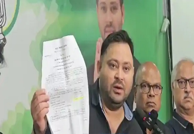 तेजसवी यादव पतकाराे से बात करते हुए