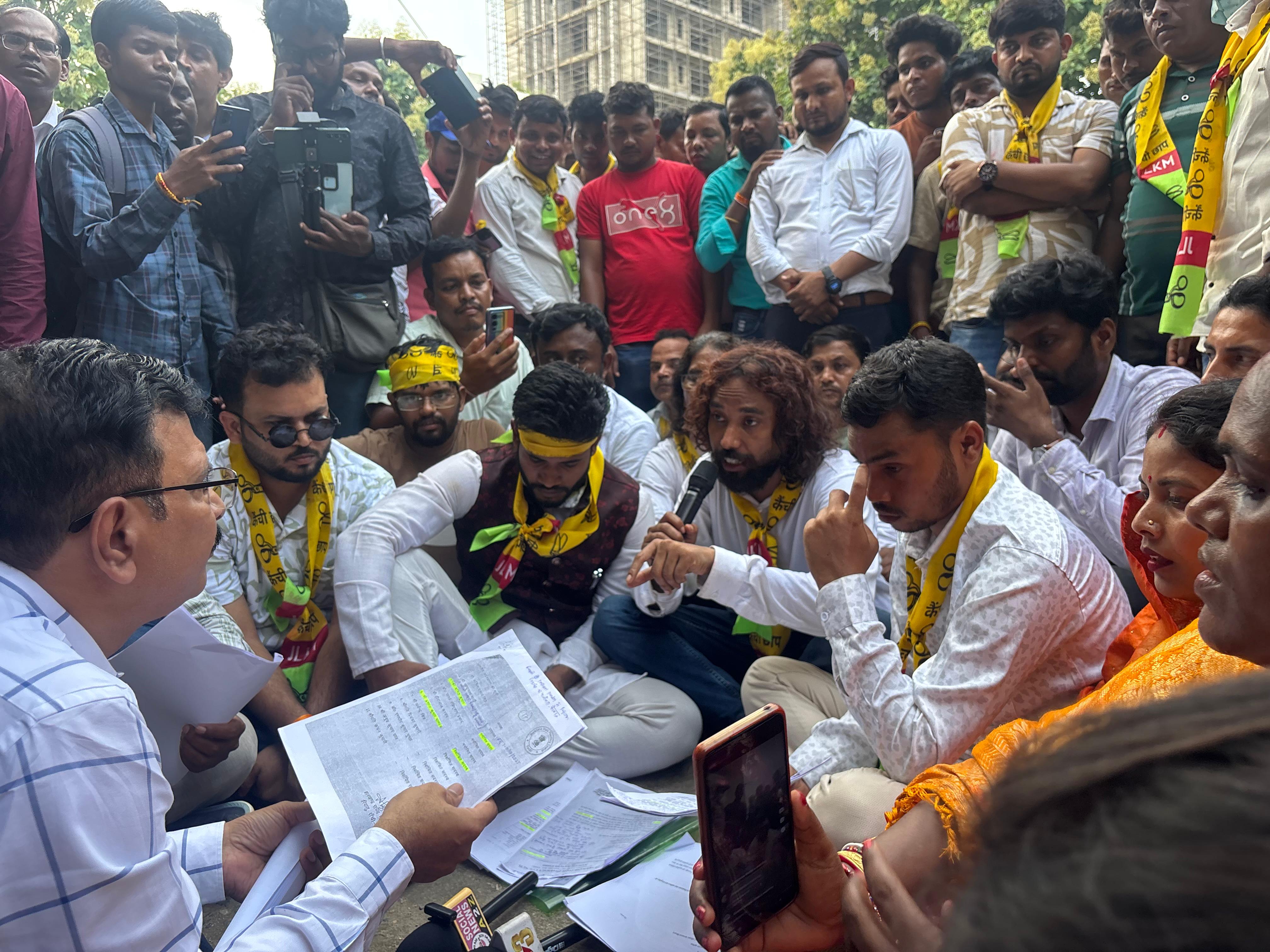 धरनास्थल पर डटे मोर्चा और पदाधिकारीगण धरनास्थल पर डटे मोर्चा और पदाधिकारीगण