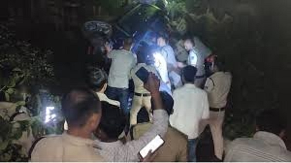 ग्वालियर में आगरा-मुंबई नेशनल हाईवे पर कार ने कांवड़ियों को कुचला ग्वालियर में आगरा-मुंबई नेशनल हाईवे पर कार ने कांवड़ियों को कुचला
