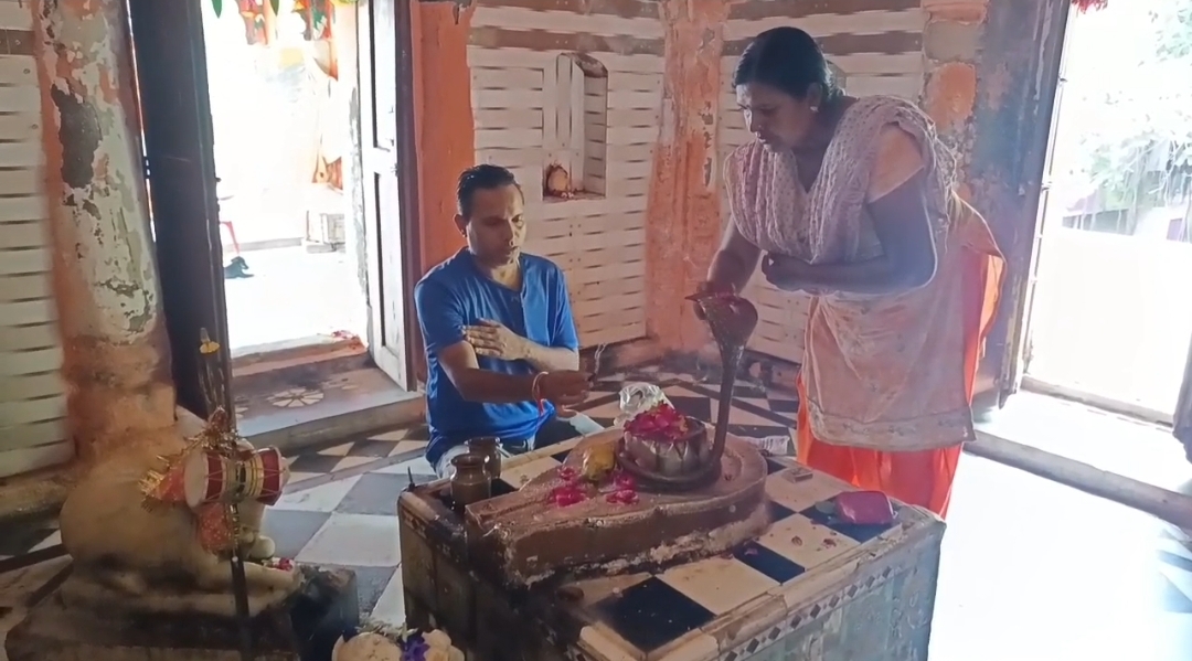 मंदिर में पूजा अर्चना करते श्रद्धालु