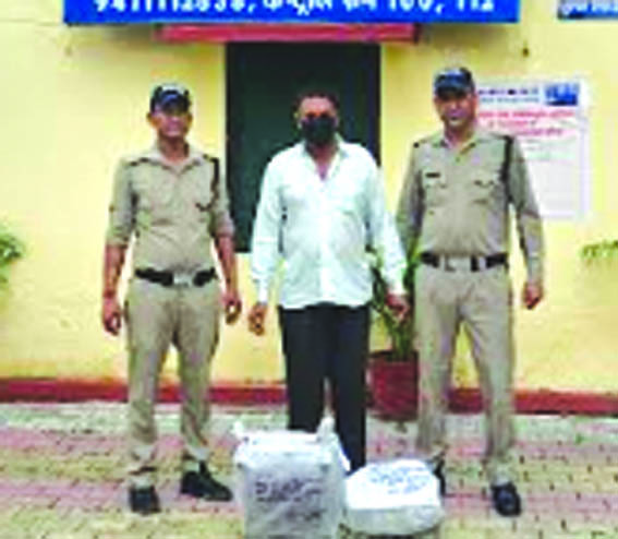 पुलिस गिरफ्त में आरोपित पुलिस गिरफ्त में आरोपित