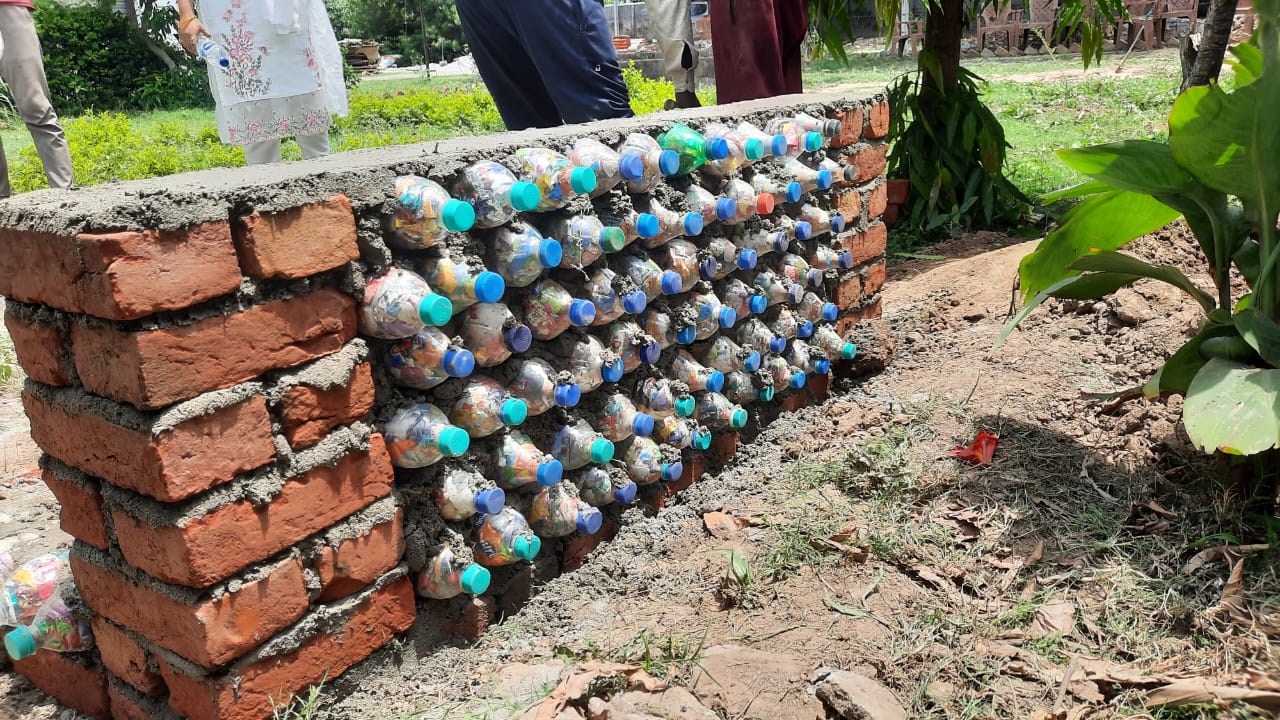 प्लास्टिक की बोतलों से बनी दीवार प्लास्टिक की बोतलों से बनी दीवार