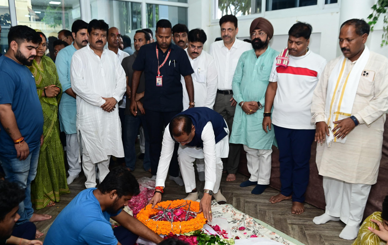मुख्यमंत्री विष्णु देव साय स्व. निखिल कश्यप की पार्थिव देह पर पुष्पांजलि अर्पित करते हुए मुख्यमंत्री विष्णु देव साय स्व. निखिल कश्यप की पार्थिव देह पर पुष्पांजलि अर्पित करते हुए