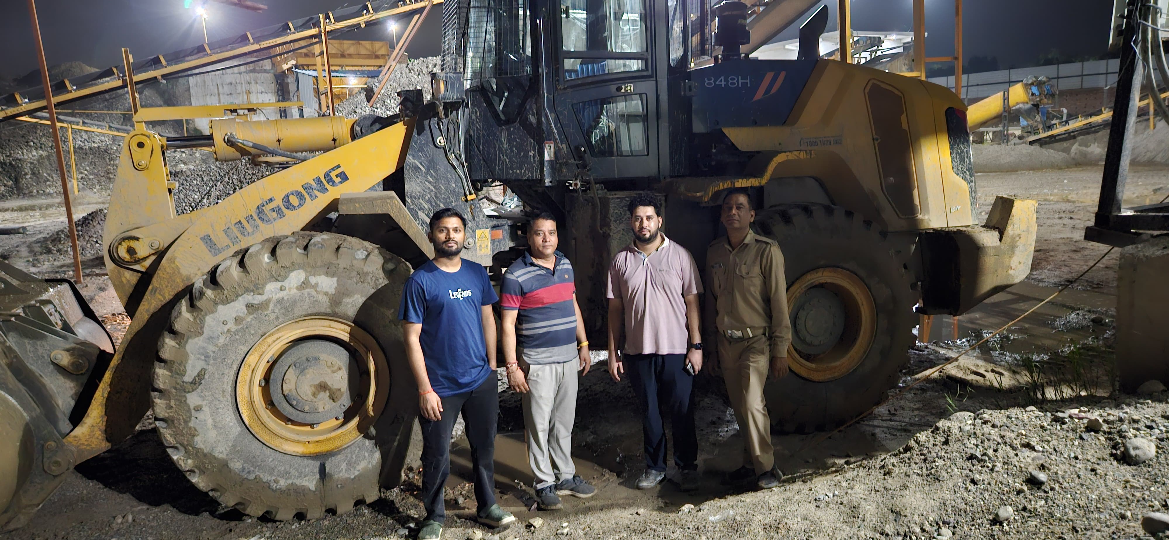 कार्रवाई करती खनन विभाग की टीम कार्रवाई करती खनन विभाग की टीम