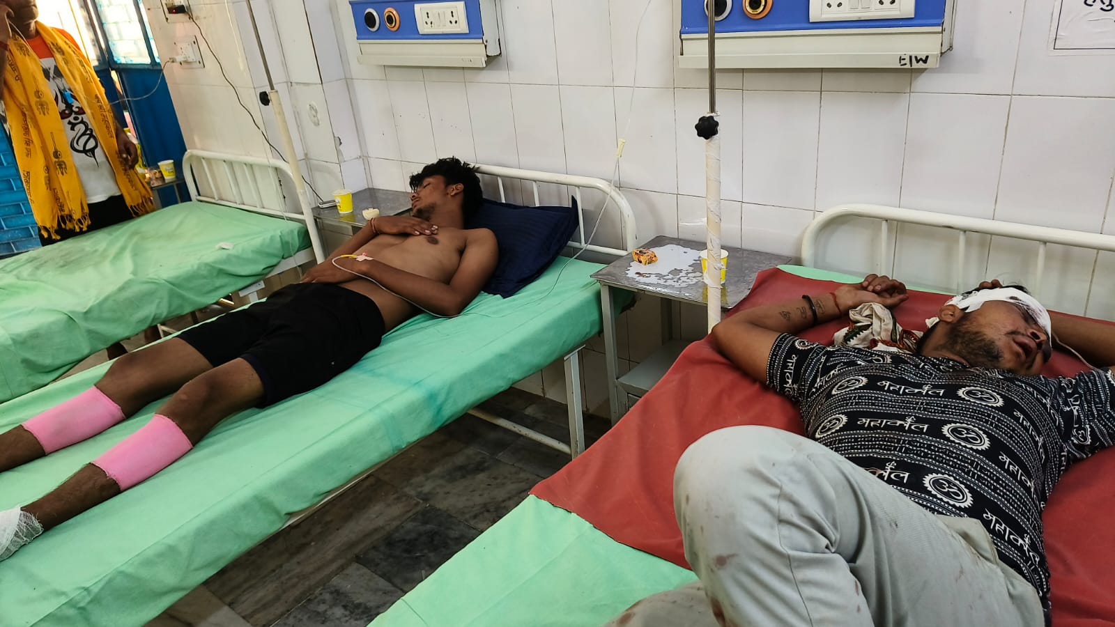 मुरादाबाद के थाना कुंदरकी क्षेत्र में  बस की टक्कर से घायल कांवड़िए जिला अस्पताल में भर्ती।