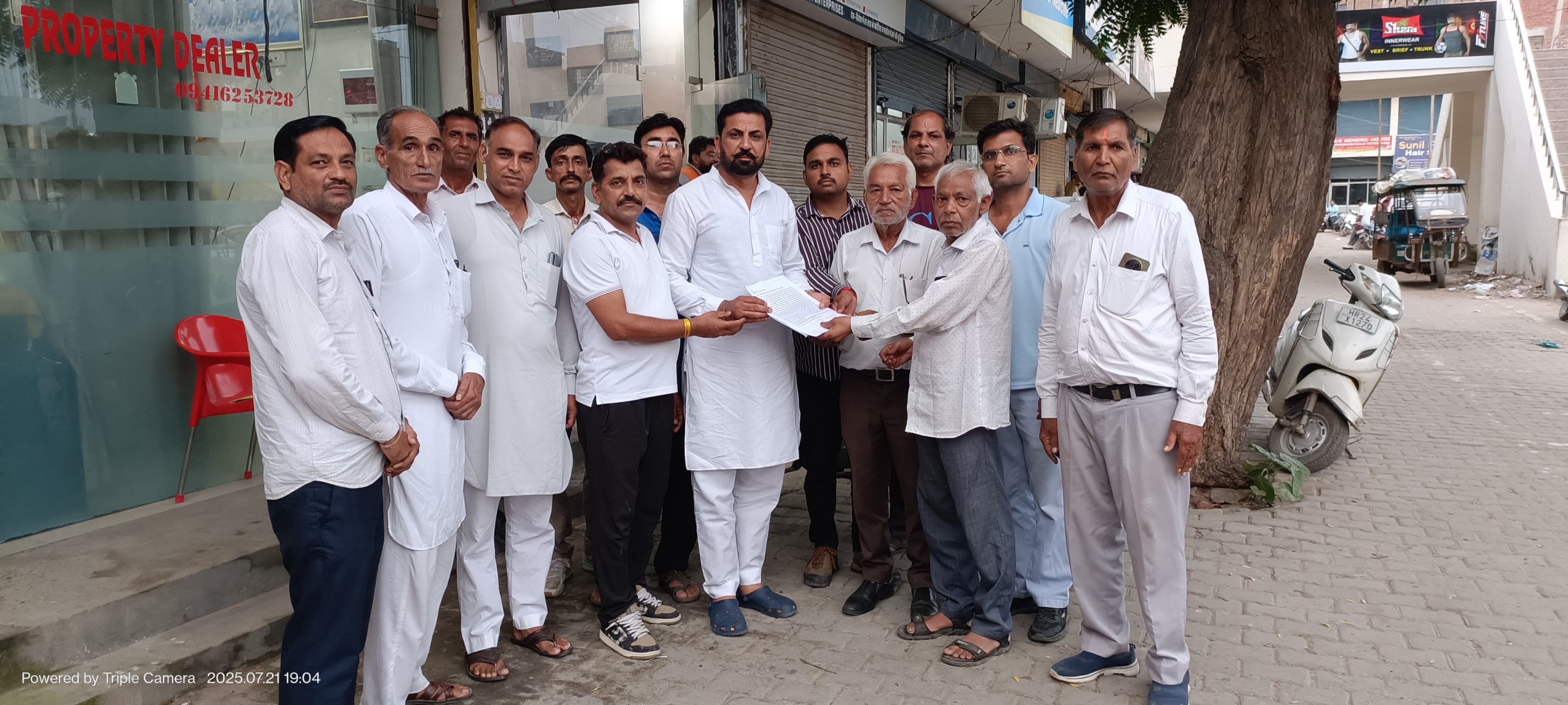 भाजपा नेता को मंत्री के नाम ज्ञापन सौंपते दुकानदार। भाजपा नेता को मंत्री के नाम ज्ञापन सौंपते दुकानदार।