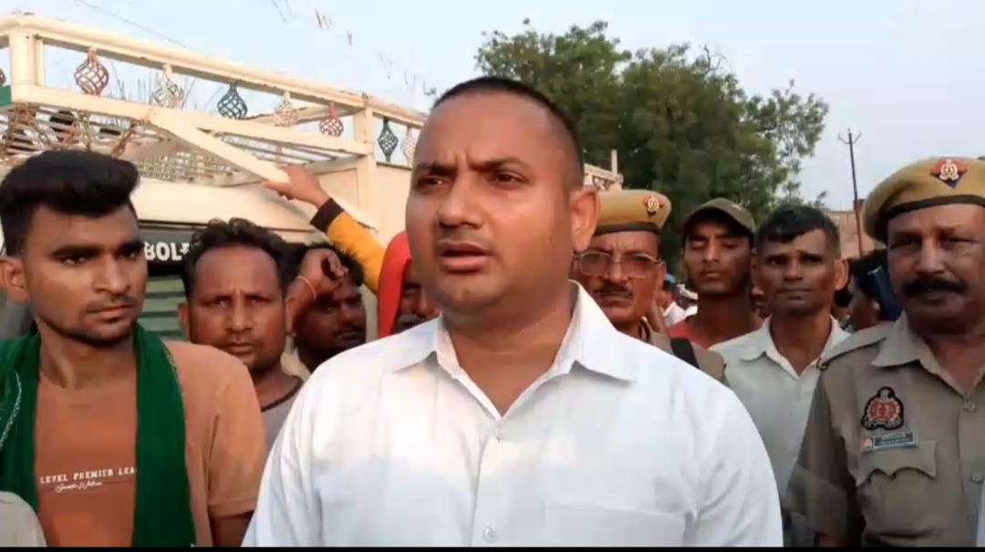 सड़क जाम किए ग्रामीणों से बात करते एसडीएम चुनार राजेश वर्मा।