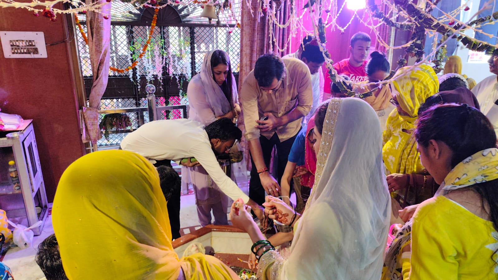 भगवान आशुतोष का जलाभिषेक करते हुए श्रद्धालु। भगवान आशुतोष का जलाभिषेक करते हुए श्रद्धालु।