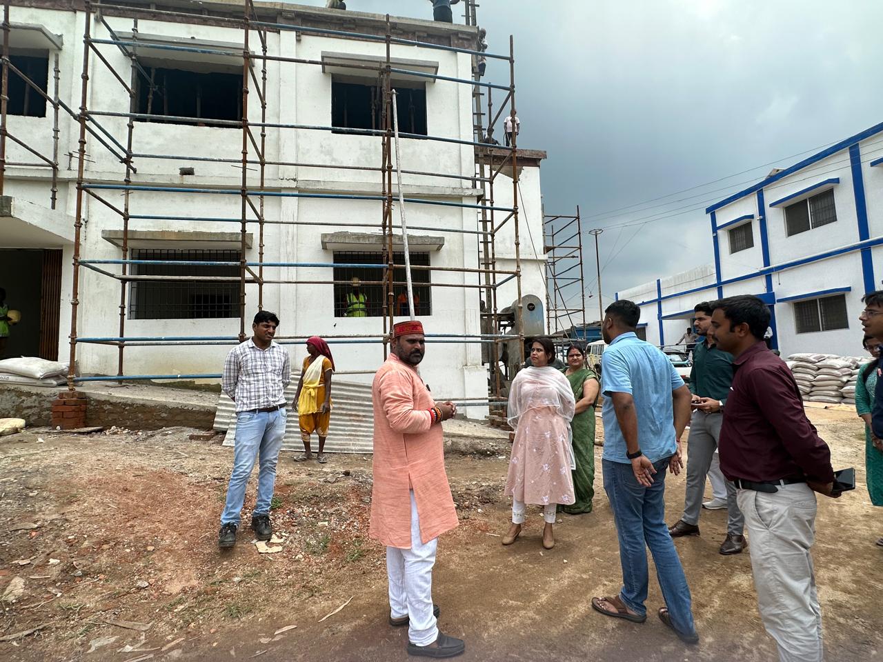 जांच करते अधिकारी जांच करते अधिकारी
