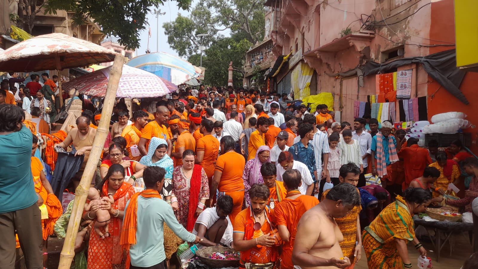 श्री काशी विश्वनाथ के दरबार में उमड़ा आस्था का सैलाब श्री काशी विश्वनाथ के दरबार में उमड़ा आस्था का सैलाब