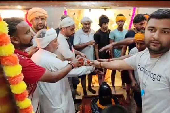 झज्जर जिला के एक मंदिर में शिव जलाभिषेक करते श्रद्धालु। झज्जर जिला के एक मंदिर में शिव जलाभिषेक करते श्रद्धालु।