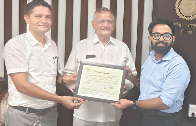 सोनीपत: ड्रीम ऑर्चिड नामक फार्म स्टे को पंजीकरण प्रमाण पत्र प्रदान करते हुए सोनीपत: ड्रीम ऑर्चिड नामक फार्म स्टे को पंजीकरण प्रमाण पत्र प्रदान करते हुए