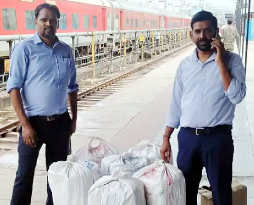 ट्रेनों में सामान के ज्यादा पैसे लेने और अन-अथॉराइज्ड ब्रांड बेचने वालों पर कार्रवाई ट्रेनों में सामान के ज्यादा पैसे लेने और अन-अथॉराइज्ड ब्रांड बेचने वालों पर कार्रवाई