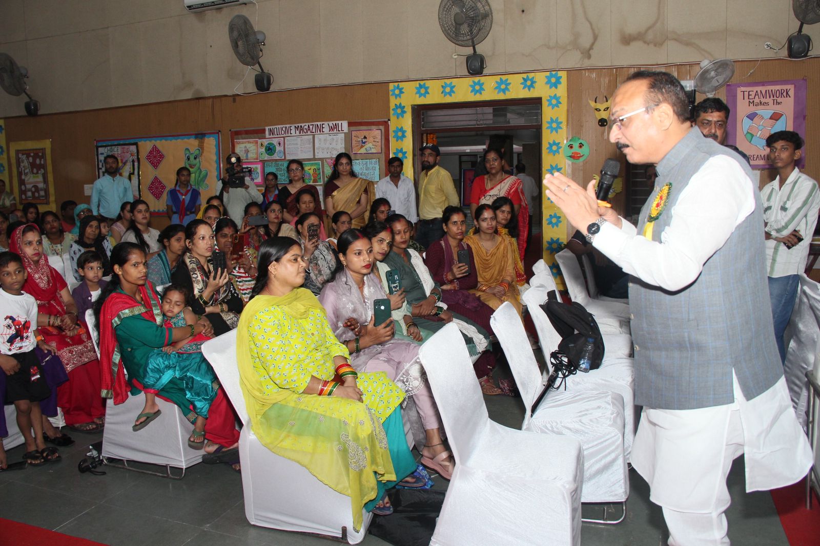 चिराग दिल्ली के सर्वोदय विद्यालय में प्रवेश स्तर की कक्षाओं के लिए बुधवार को आयोजित ओरिएंटेशन कार्यक्रम को संबोधित करते शिक्षा मंत्री आशीष सूद चिराग दिल्ली के सर्वोदय विद्यालय में प्रवेश स्तर की कक्षाओं के लिए बुधवार को आयोजित ओरिएंटेशन कार्यक्रम को संबोधित करते शिक्षा मंत्री आशीष सूद