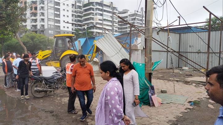 अतिक्रमण कर बनाई गई दुकानों को हटाने की कार्रवाई