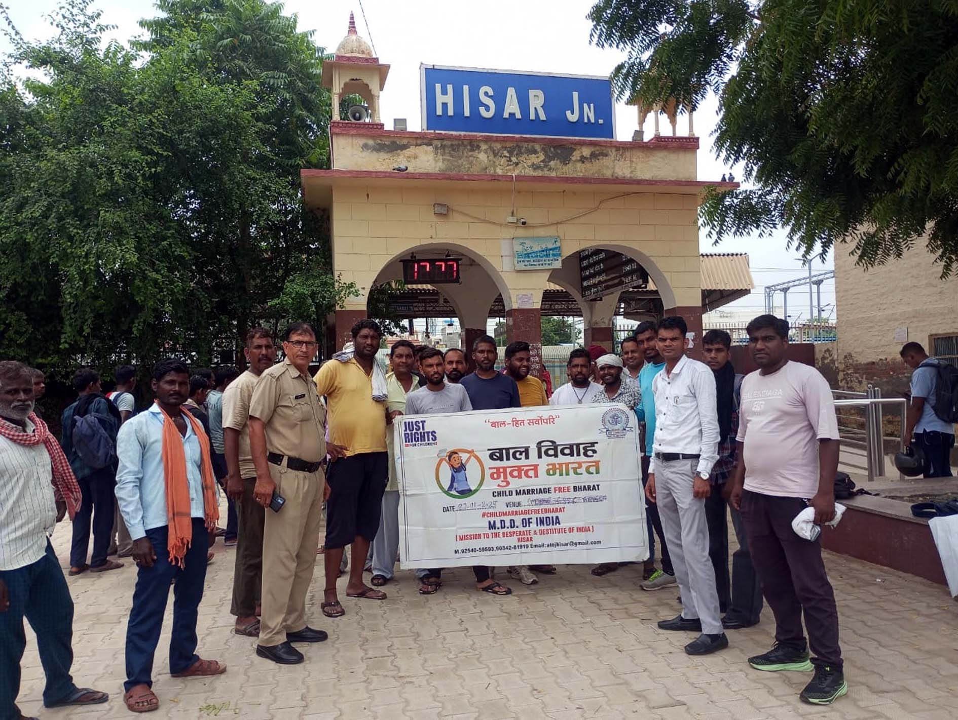 रेलवे स्टेशन पर अभियान चलाते संस्था के पदाधिकारी। रेलवे स्टेशन पर अभियान चलाते संस्था के पदाधिकारी।