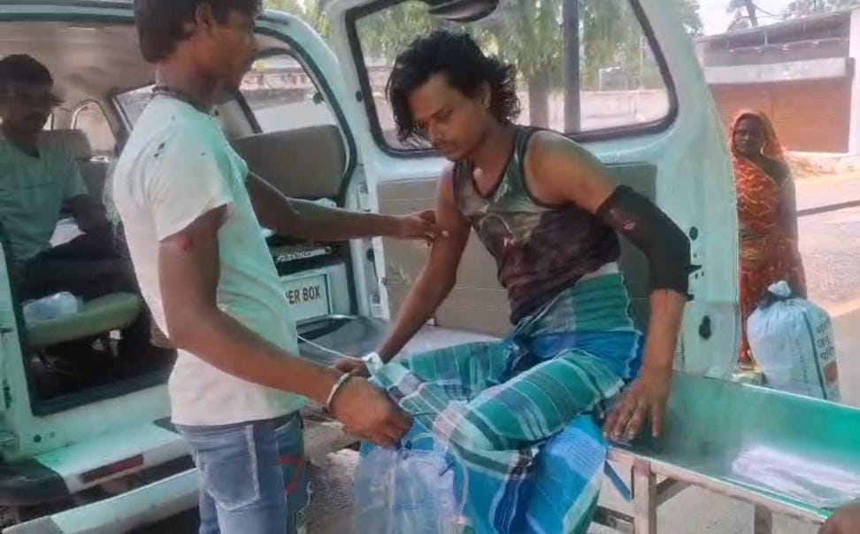 घायल को अस्पताल ले जाते लोग घायल को अस्पताल ले जाते लोग