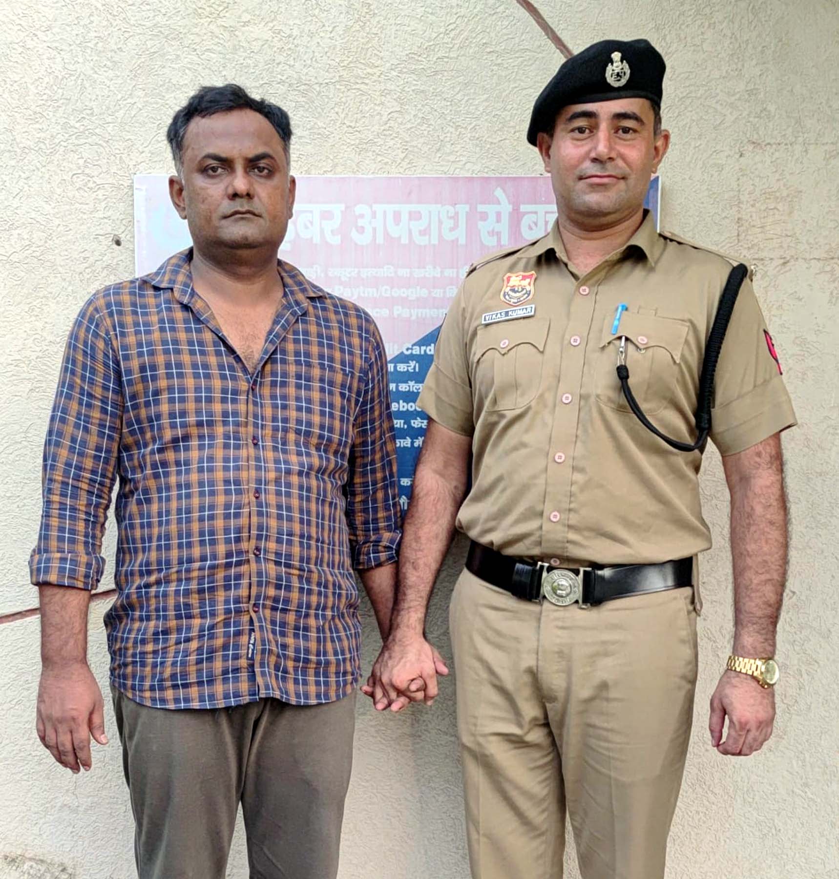 पुलिस गिरफ्त में साइबर हाई सिक्योरिटी नंबर प्लेट की फर्जी वेबसाइट से ठगी का आरोपी। पुलिस गिरफ्त में साइबर हाई सिक्योरिटी नंबर प्लेट की फर्जी वेबसाइट से ठगी का आरोपी।