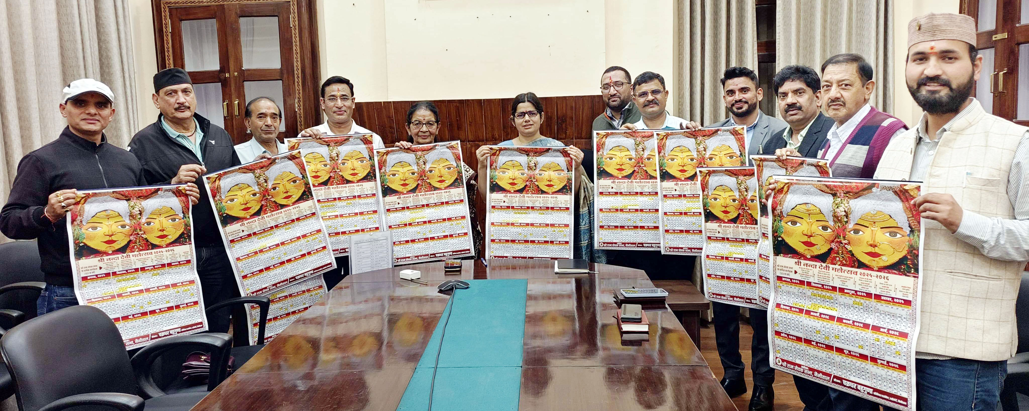 कलेंडर का विमोचन करते जिलाधिकारी व अन्य। कलेंडर का विमोचन करते जिलाधिकारी व अन्य।