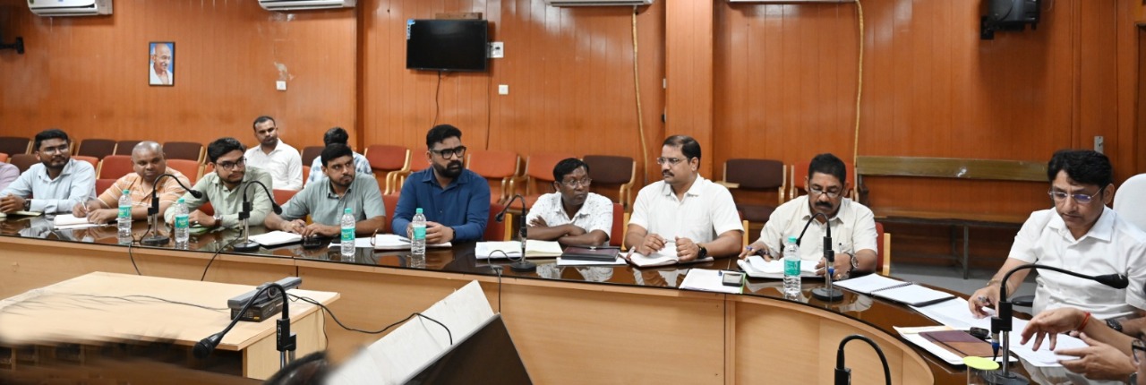 जांजगीर कलेक्टर ने विद्युत विभाग के अधिकारियों की ली बैठक जांजगीर कलेक्टर ने विद्युत विभाग के अधिकारियों की ली बैठक