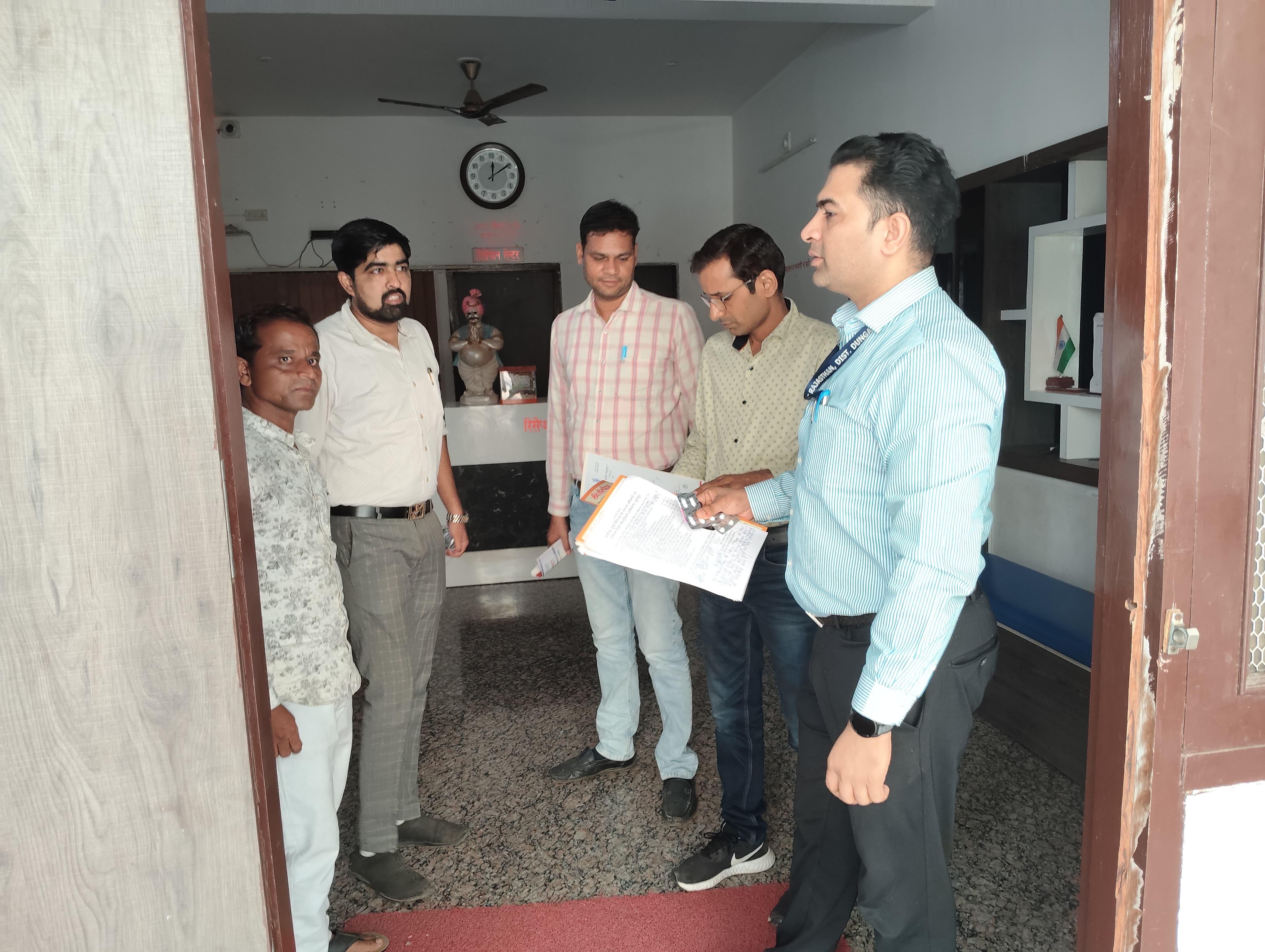 टीम द्वारा अस्पताल पर कार्यवाही करते हुए टीम द्वारा अस्पताल पर कार्यवाही करते हुए