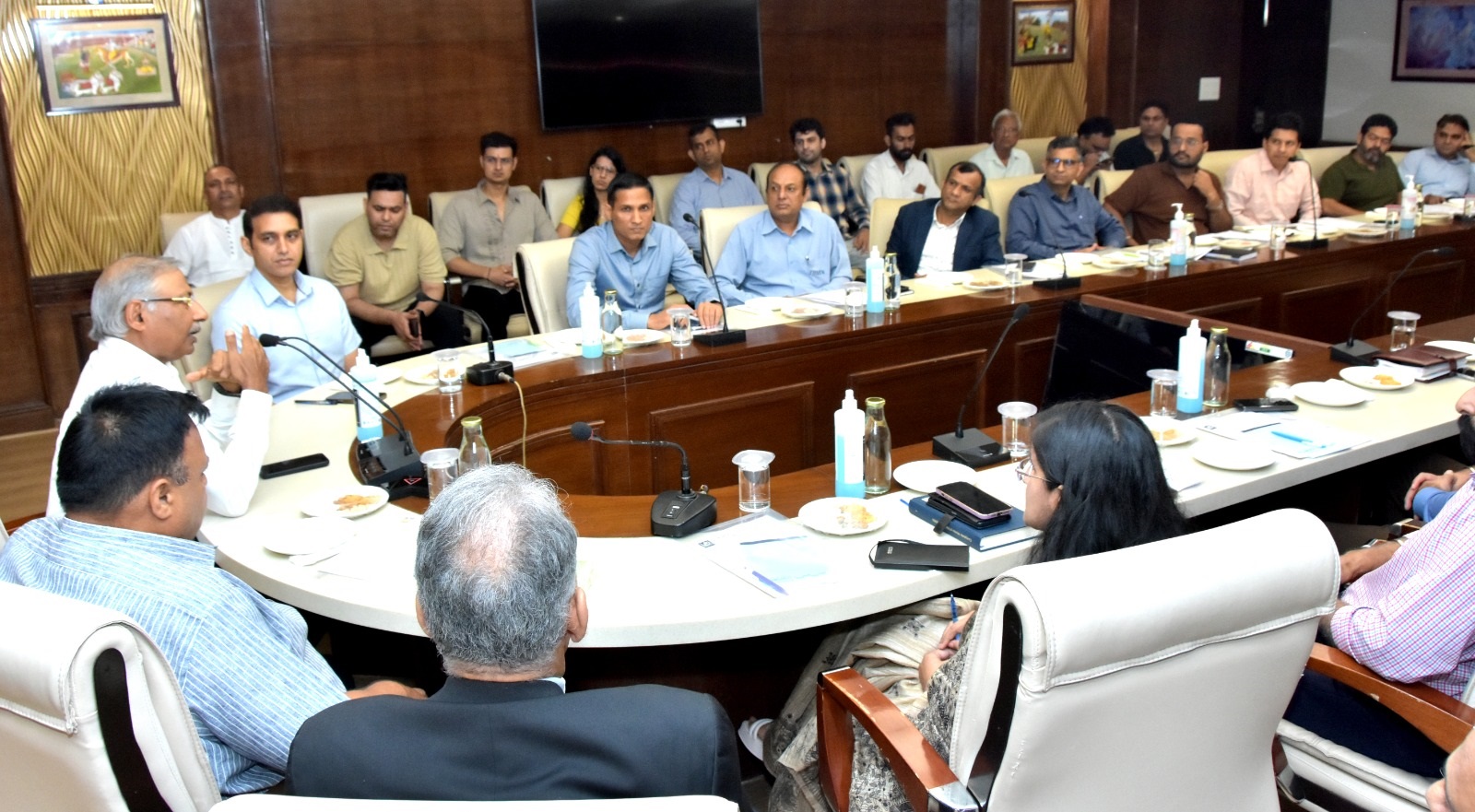 गुरुग्राम में गुडग़ांव बैडमिंटन एसोसिएशन की बैठक लेते एसोसिएशन के प्रेजिडेंट रिटायर्ड आईएएस देवेंद्र सिंह व मौजूद अन्य अधिकारी।
