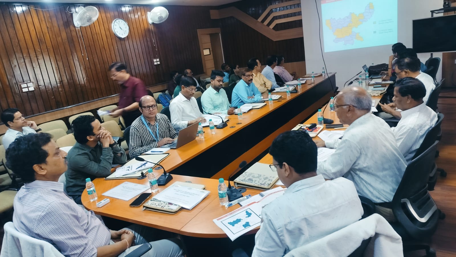 स्वास्थ्यकर्मियों से बात करते स्वास्थ्य विभाग के प्रधान सचिव स्वास्थ्यकर्मियों से बात करते स्वास्थ्य विभाग के प्रधान सचिव