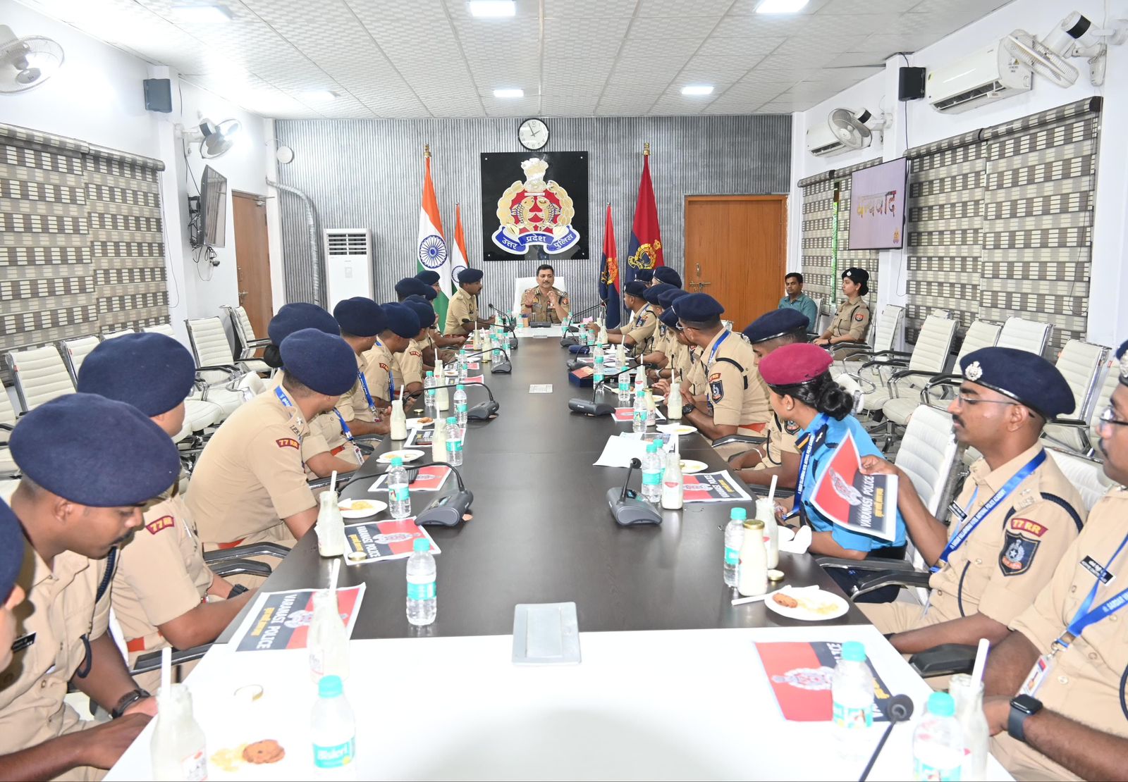 प्रशिक्षु आईपीएस अधिकारियों संग पुलिस कमिश्नर प्रशिक्षु आईपीएस अधिकारियों संग पुलिस कमिश्नर