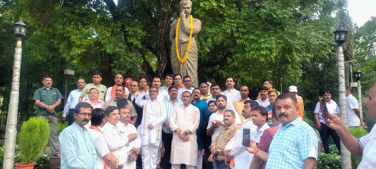 अमर शहीद चन्द्रशेखर आजाद की प्रतिमा एवं भाजपा कार्यकर्ताओं का छाया चित्र