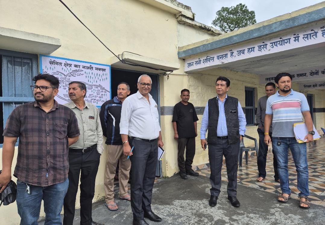 मतदान केदो का निरीक्षण करते प्रेक्षक मतदान केदो का निरीक्षण करते प्रेक्षक