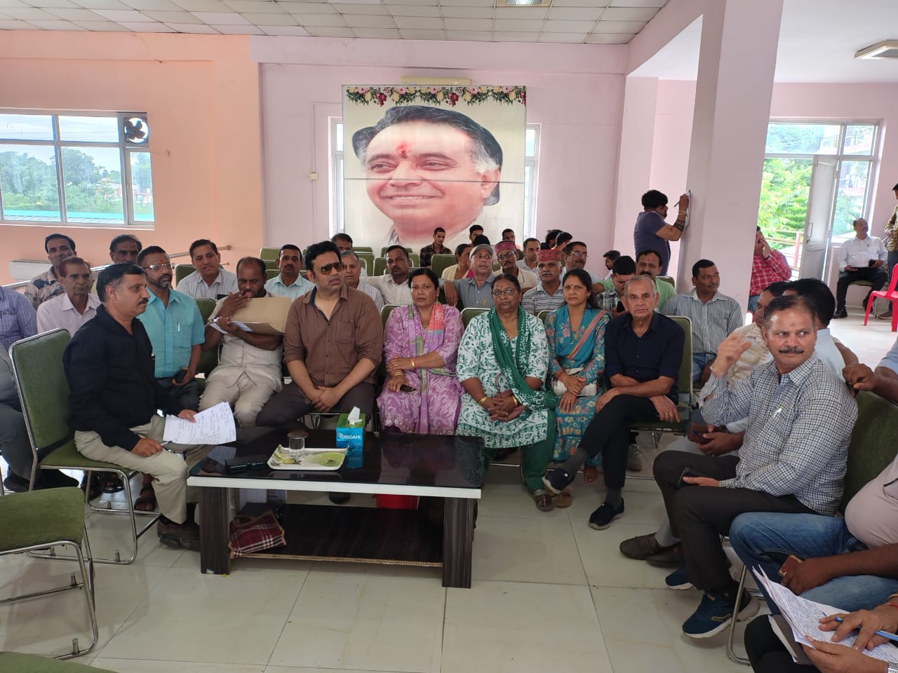 आरएस बाली अधिकारियों के साथ बातचीत करते हुए।