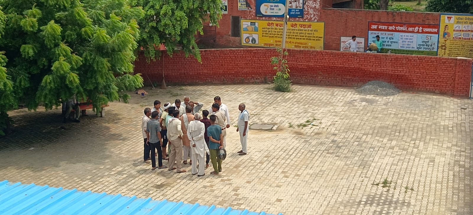 मृतक के शव का पोस्टमार्टम करवाने आए परिजन।