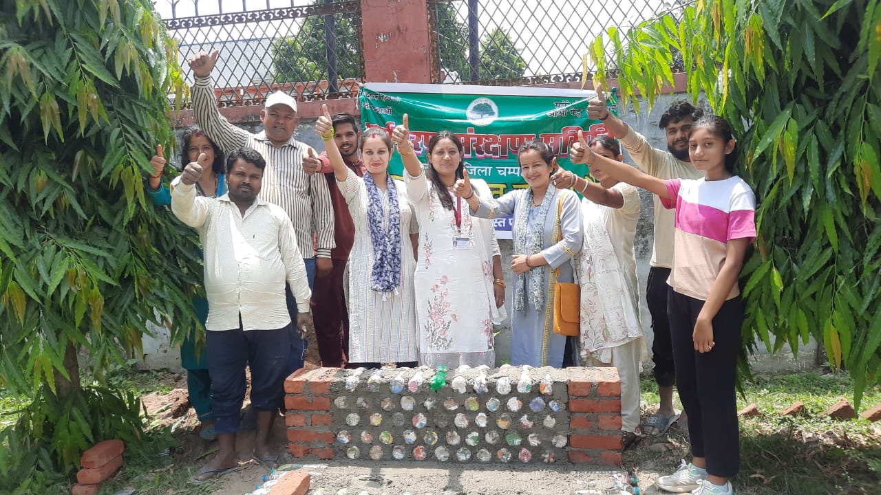 प्लास्टिक की बोतलों से बनी दीवार प्लास्टिक की बोतलों से बनी दीवार
