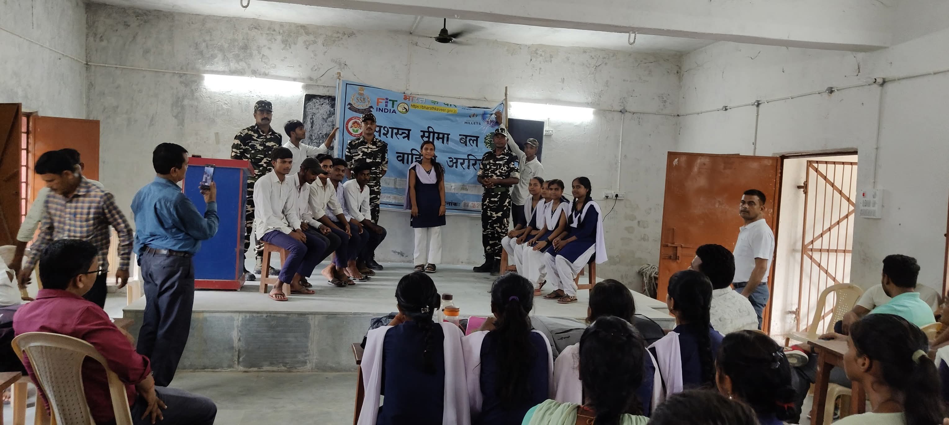 अररिया फोटो:स्कूली बच्चों के बीच बाद विवाद प्रतियोगिता